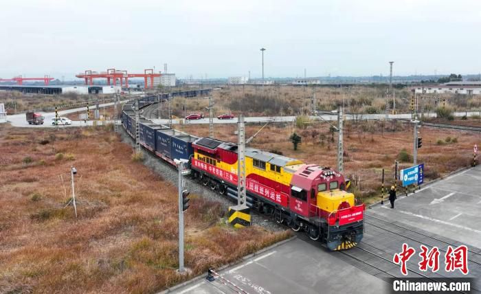 首列回程中老铁路(万象-成都)国际班列运抵成都国际铁路港。　彭富成 摄