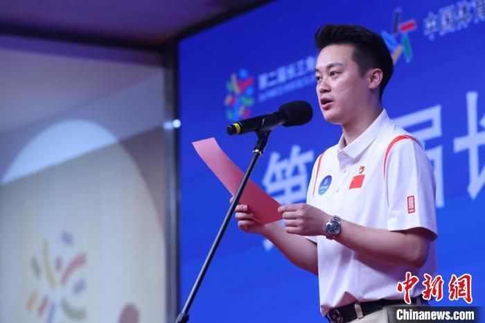 第二届长三角体育节形象大使、奥运冠军陆春龙宣读全民健身倡议书。　泱波 摄