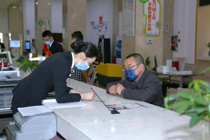 图为办事群众在贵州省政务服务大厅办理业务 宁南 摄 宁南 摄