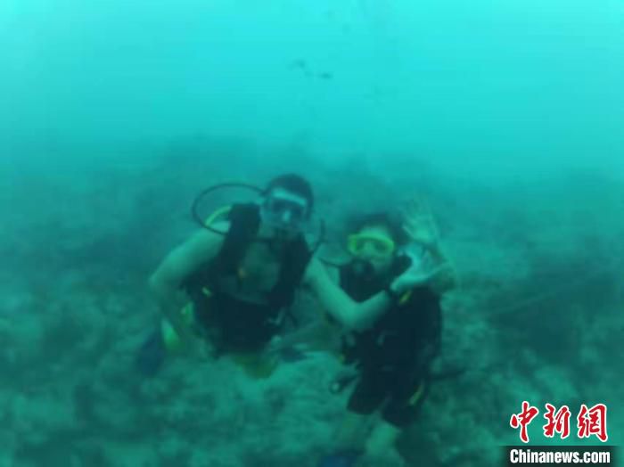图为Fabio和妻子黄婷在潜水。　家属供图