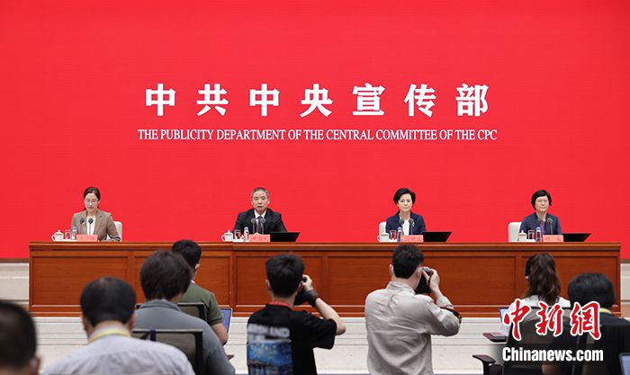 6月14日，中共中央宣传部在北京举行“中国这十年”系列主题新闻发布会。工业和信息化部副部长辛国斌、徐晓兰、总工程师韩夏介绍党的十八大以来工业和信息化发展成就，并答记者问。 中新社记者 杨可佳 摄
