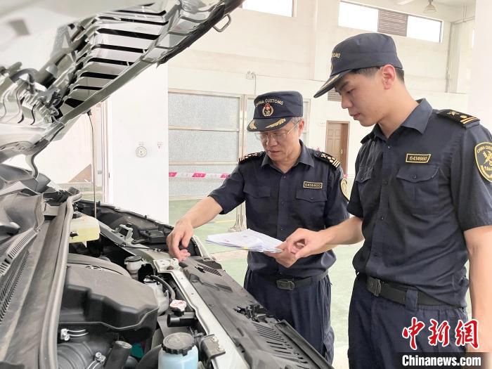 2021年5月19日海口海关所属海口港海关关员在整车检测线对自贸港首辆“零关税”进口汽车开展查验。　吴凌壮 摄