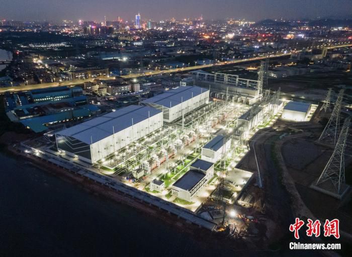 夜色中的粤港澳大湾区直流背靠背电网东莞工程。 沈甸 摄