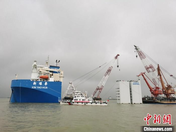 “新耀华”轮正在卸载船只。　常熟海事局供图