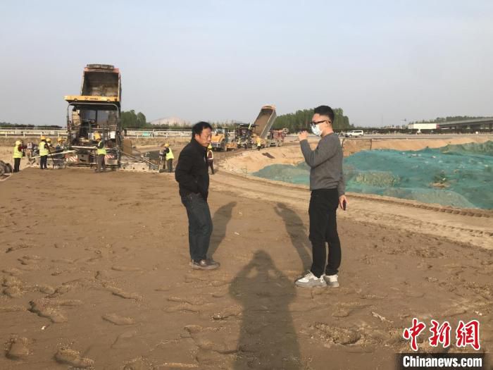 图为“森为特土体改性黑科技”项目创始人刘泽坤在施工现场。(受访者供图 《中国新闻》报发)