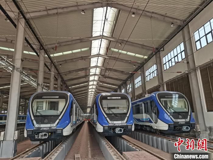 图为江跳线的列车，犹如“蓝色巨人”。　张旭 摄