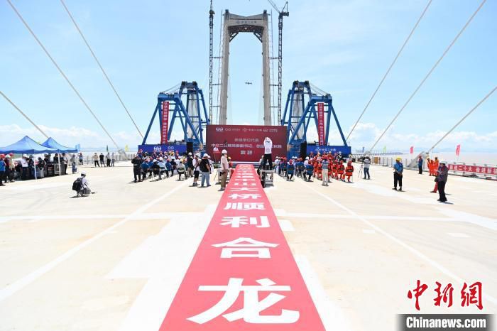 深中通道中山大桥合龙 陈骥旻 摄
