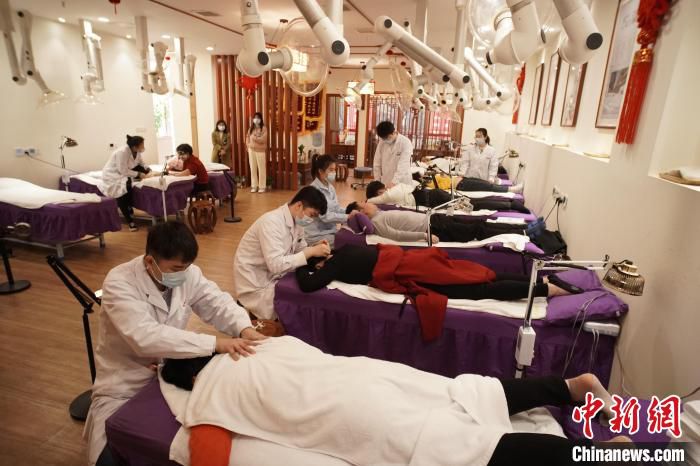 红谷滩“热敏灸”社区，患者在进行中医治疗。　王昊阳 摄