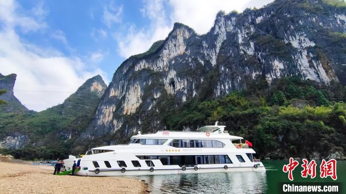 “桂林旅游号”正式在漓江上开航。　杨宗盛 摄