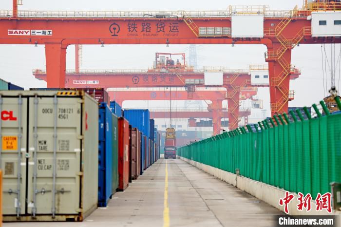 义乌铁路口岸集装箱装运现场。　王建明 摄