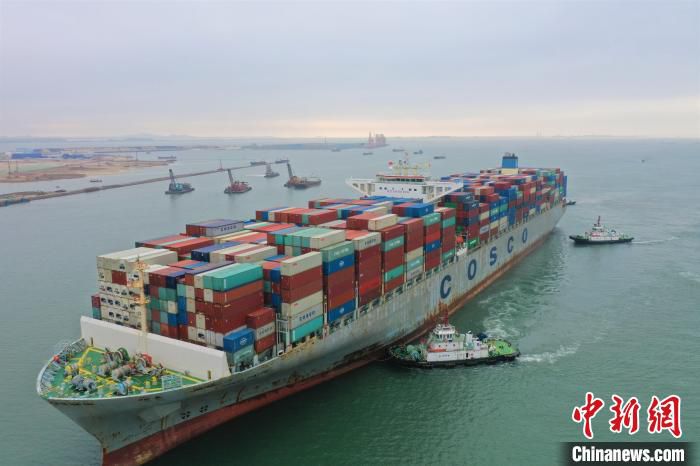 图为进出广西北部湾港的大型集装箱船。　广西北部湾国际港务集团有限公司供图