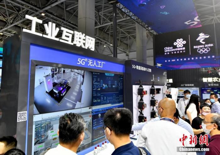 1月20日，中国工业和信息化部披露了5G发展的最新数据：至2021年末，累计建成开通5G基站142.5万个，5G手机终端连接数达到了5.18亿户。资料图为福州一展会上的工业互联网展区。 中新社记者 吕明 摄