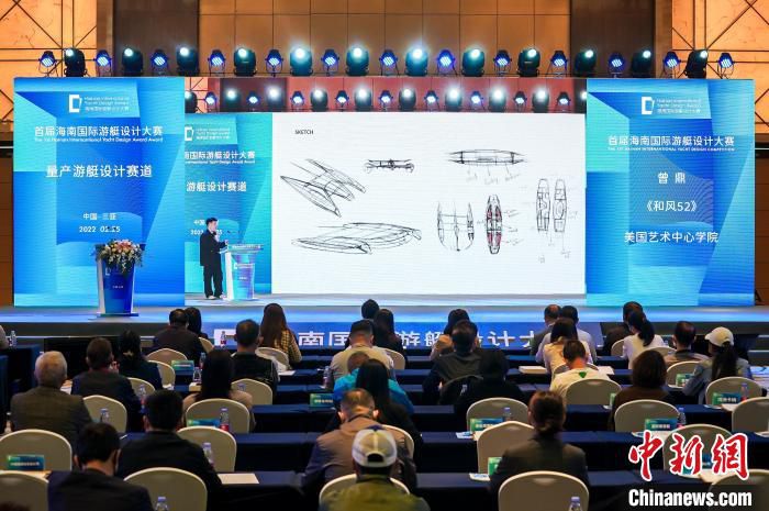 获奖设计师登台阐释设计理念。　主办方供图