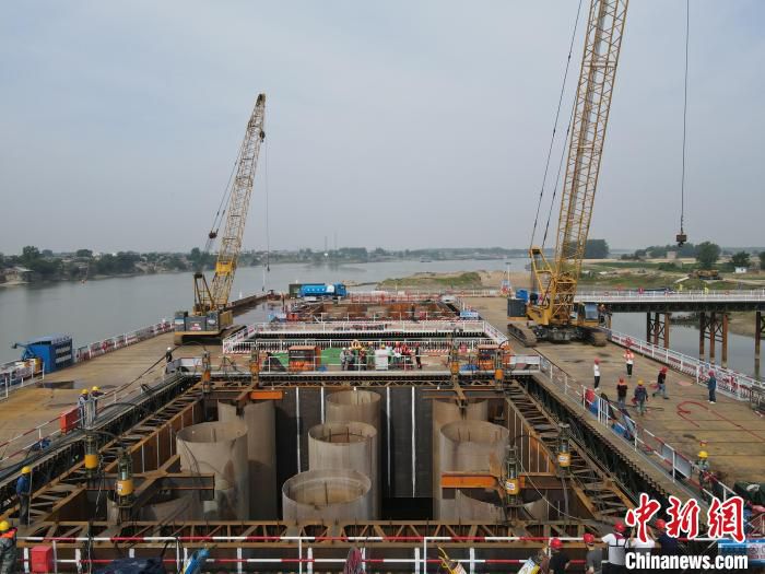 临淮关跨淮河特大桥首节双壁钢围堰吊装施工现场。　周扬 摄