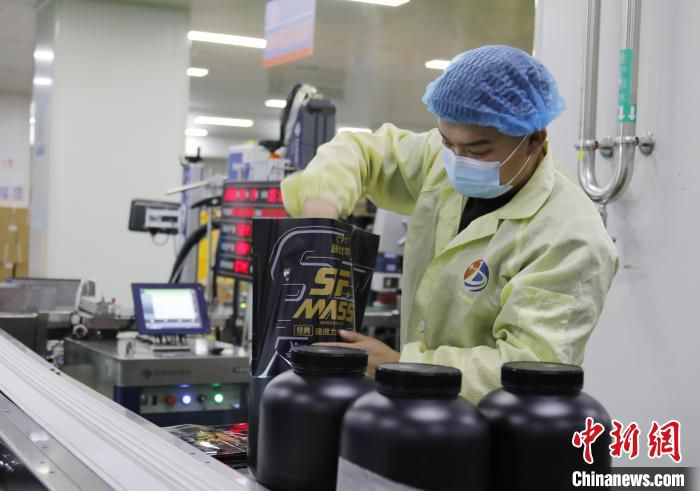 河北廊坊固安县工业园一家企业生产车间里，工人正在对产品进行包装。　门丛硕 摄