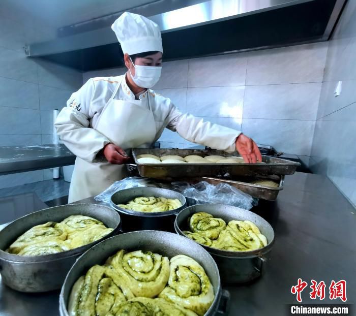 图为阿姑制作土乡传统馍馍焜锅。　颜金梅 摄