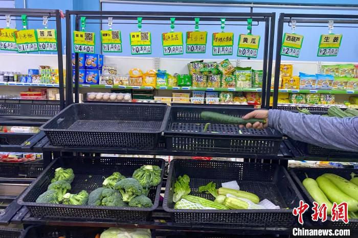 菜篮子平价菜店部分蔬菜被抢购一空。　凌楠 摄