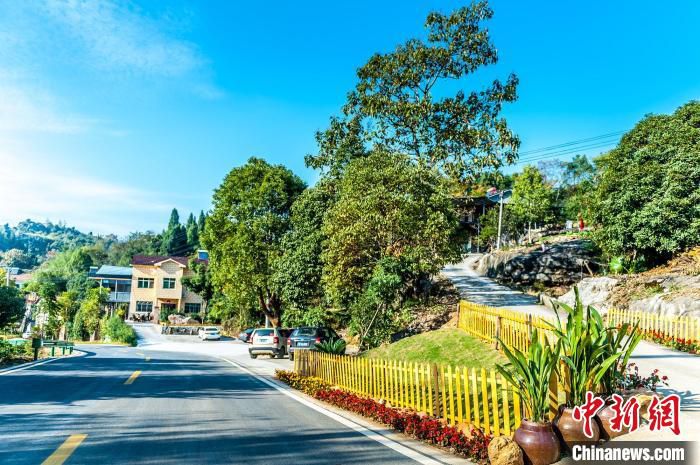 四好农村路、美丽庭院建设让牛扎坪村容村貌变了模样。　点军区委宣传部供图