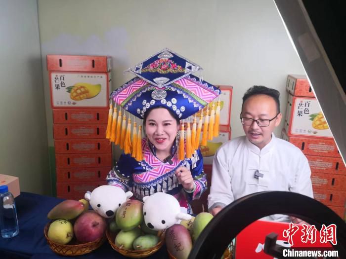 网络主播在直播间营销百色芒果。　杨强 摄