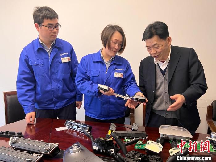 王进丁与企业工程师交流产品研发方案。　潘成 摄