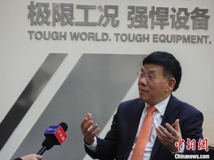 图为全国人大代表、广西柳工机械股份有限公司董事长曾光安接受采访。　王以照 摄