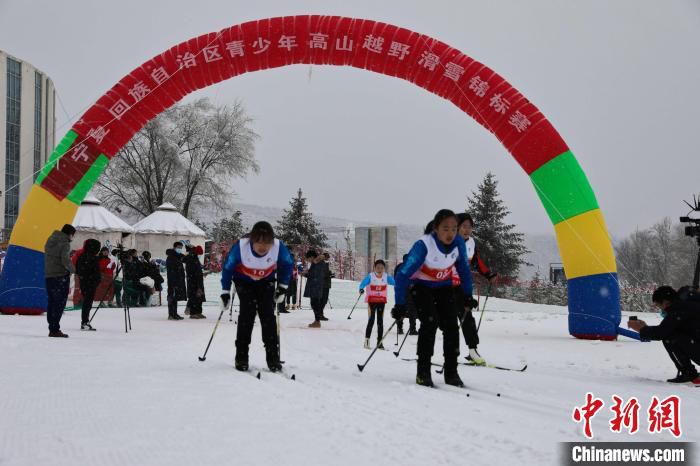 青少年在六盘山下享受冰雪运动。　泾源县委宣传部供图。