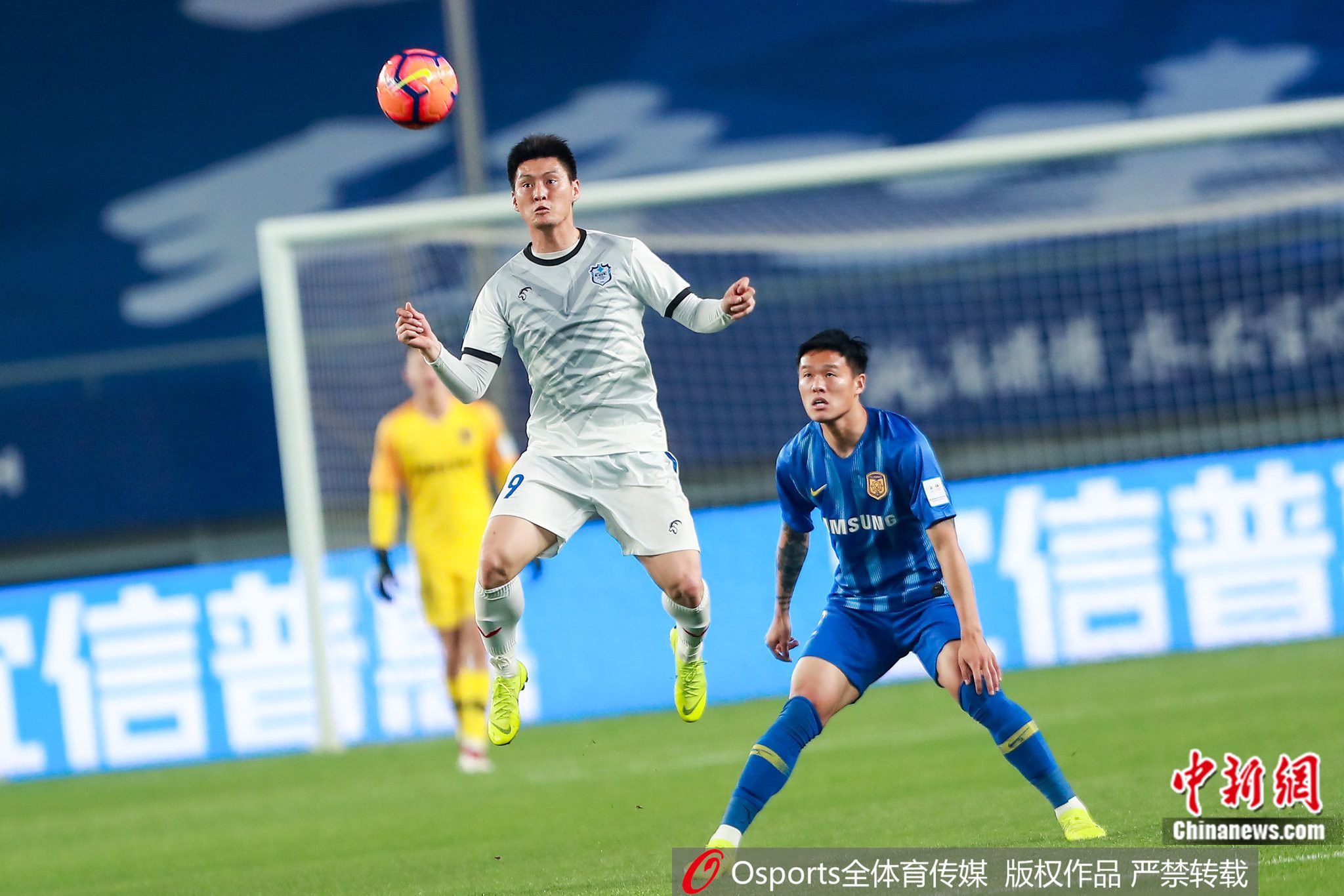 侯哲(左)在比赛中。图片来源：Osports全体育图片社