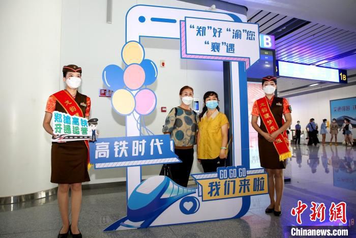 乘客在襄阳东站候车厅与乘务员合影 杨东 摄