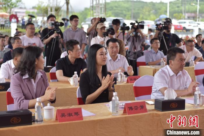 6月10日，“圣泽901”父母代种鸡雏首发仪式现场。　张丽君 摄
