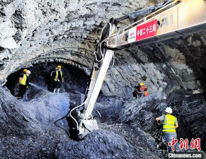 图为施工人员在杉阳隧道内作业。　左兴东 摄