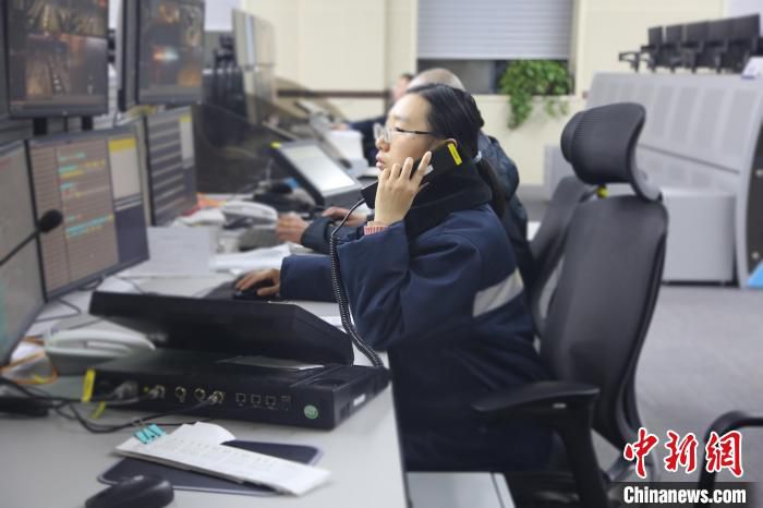 在阜阳北编组站调度大厅里，孙利正在进行协调联络。　张续亮 摄