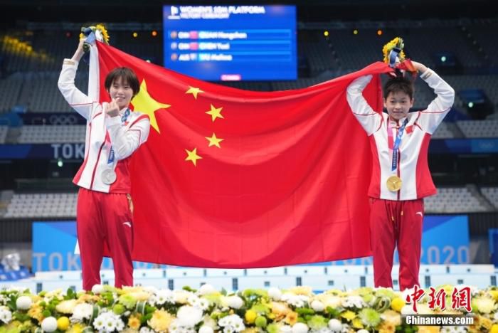 资料图：在东京奥运会跳水项目女子10米跳台决赛中，中国选手全红婵(右)466.20分夺得冠军，陈芋汐425.40分获得银牌。中新社记者 杜洋 摄