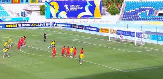 北京时间6月19日，U17亚洲杯小组赛第2轮的对决，中国队迎战澳大利亚队。上半场比赛，澳大利亚16分钟之内连入4球。澳大利亚全场补时阶段再下一城。而中国队门将谢龚博2次扑出对手点球，王钰栋和蒯纪闻为中国队打入2球；下半场，王钰栋完成梅开二度，但最终中国国少还是3-5惜败给澳大利亚，前2轮战罢1平1负，末轮将对阵沙特。中国队和澳大利亚队预赛阶段曾经遇到过，中国队1-3负于对手。小组赛首轮，澳大利亚0-2负于沙特，而中国队则是1-1和塔吉克斯坦握手言和。第7分钟，刘铁诚禁区内犯规送点，好在伊兰坤达操刀主罚的点球被中国队门将谢龚博扑出，随后的补射再次被谢龚博挡出。第9分钟，澳大利亚右路低平球传中，伊兰坤达铲射得手，中国队的城池还是告破，0-1。第12分钟，澳大利亚队的德阿布雷乌禁区前沿远射，皮球弹地造成中国队门将谢龚博出现黄油手，中国队0-2落后。第14分钟，中国队前场抢断得手，王钰栋点球点附近接横传，晃开防守推射空门为中国队扳回1球，1-2。第18分钟，伊兰坤达禁区前沿远射打出世界波，澳大利亚取得3-1的领先。第27分钟，澳大利亚右路突破后传中，格拉松近距离推射得手，澳大利亚取得4-1的领先。第34分钟，伊兰坤达拿球杀入禁区，最后的劲射被谢龚博扑出。第39分钟，中国队后卫杨博雯禁区内放倒对手，澳大利亚再次获得点球机会，不过谢龚博再次将对手主罚的点球扑出。上半场补时第2分钟，伊兰坤达拿球一路杀到底线，最后的小角度射门击中立柱。上半场补时第7分钟，蒯纪闻远射为中国队扳回1球，中国队2-4落后进入下半场。第49分钟，蒯纪闻禁区前沿的弧线球兜射，擦着远端立柱偏出。第52分钟，伊兰坤达操刀主罚禁区前沿任意球，皮球擦着横梁飞出底线。第54分钟，孙康博杀到禁区前沿，一脚低射角度太正，被对手门将将球没收。第57分钟，王钰栋禁区内连续晃开防守，随后近距离一脚挑射得手，中国队再追1球，3-4。第77分钟，刘铁诚禁区内的射门，击中对手门将胸部。