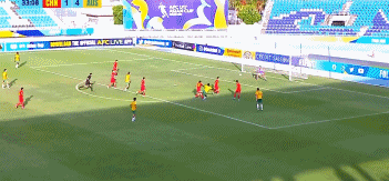 北京时间6月19日，U17亚洲杯小组赛第2轮的对决，中国队迎战澳大利亚队。上半场比赛，澳大利亚16分钟之内连入4球。澳大利亚全场补时阶段再下一城。而中国队门将谢龚博2次扑出对手点球，王钰栋和蒯纪闻为中国队打入2球；下半场，王钰栋完成梅开二度，但最终中国国少还是3-5惜败给澳大利亚，前2轮战罢1平1负，末轮将对阵沙特。中国队和澳大利亚队预赛阶段曾经遇到过，中国队1-3负于对手。小组赛首轮，澳大利亚0-2负于沙特，而中国队则是1-1和塔吉克斯坦握手言和。第7分钟，刘铁诚禁区内犯规送点，好在伊兰坤达操刀主罚的点球被中国队门将谢龚博扑出，随后的补射再次被谢龚博挡出。第9分钟，澳大利亚右路低平球传中，伊兰坤达铲射得手，中国队的城池还是告破，0-1。第12分钟，澳大利亚队的德阿布雷乌禁区前沿远射，皮球弹地造成中国队门将谢龚博出现黄油手，中国队0-2落后。第14分钟，中国队前场抢断得手，王钰栋点球点附近接横传，晃开防守推射空门为中国队扳回1球，1-2。第18分钟，伊兰坤达禁区前沿远射打出世界波，澳大利亚取得3-1的领先。第27分钟，澳大利亚右路突破后传中，格拉松近距离推射得手，澳大利亚取得4-1的领先。第34分钟，伊兰坤达拿球杀入禁区，最后的劲射被谢龚博扑出。第39分钟，中国队后卫杨博雯禁区内放倒对手，澳大利亚再次获得点球机会，不过谢龚博再次将对手主罚的点球扑出。上半场补时第2分钟，伊兰坤达拿球一路杀到底线，最后的小角度射门击中立柱。上半场补时第7分钟，蒯纪闻远射为中国队扳回1球，中国队2-4落后进入下半场。第49分钟，蒯纪闻禁区前沿的弧线球兜射，擦着远端立柱偏出。第52分钟，伊兰坤达操刀主罚禁区前沿任意球，皮球擦着横梁飞出底线。第54分钟，孙康博杀到禁区前沿，一脚低射角度太正，被对手门将将球没收。第57分钟，王钰栋禁区内连续晃开防守，随后近距离一脚挑射得手，中国队再追1球，3-4。第77分钟，刘铁诚禁区内的射门，击中对手门将胸部。
