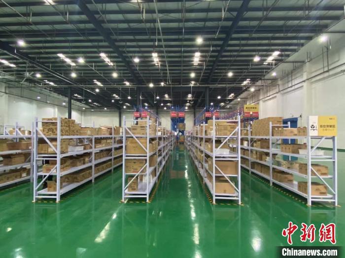 中国(山东)自由贸易试验区济南片区内，准备发往各地的货物在分拣后有序的放在货架上。　吕妍 摄