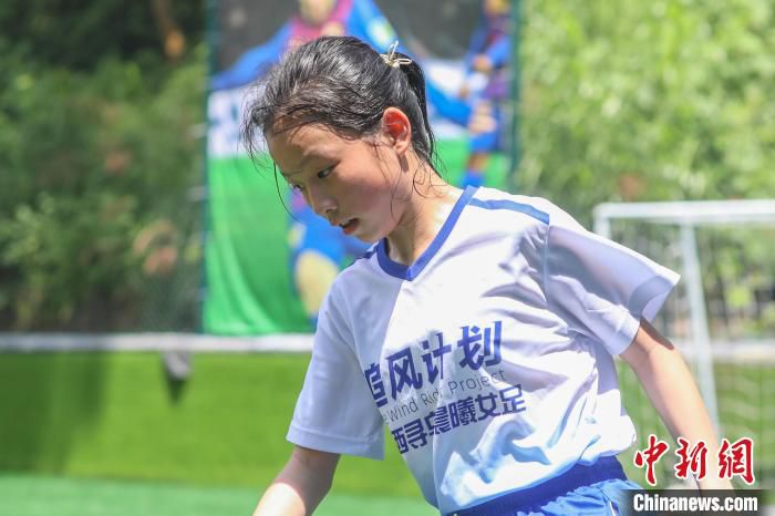 5月29日，寻乌县一足球训练基地，晨曦女足的一位队员在训练中满头大汗。　刘力鑫 摄