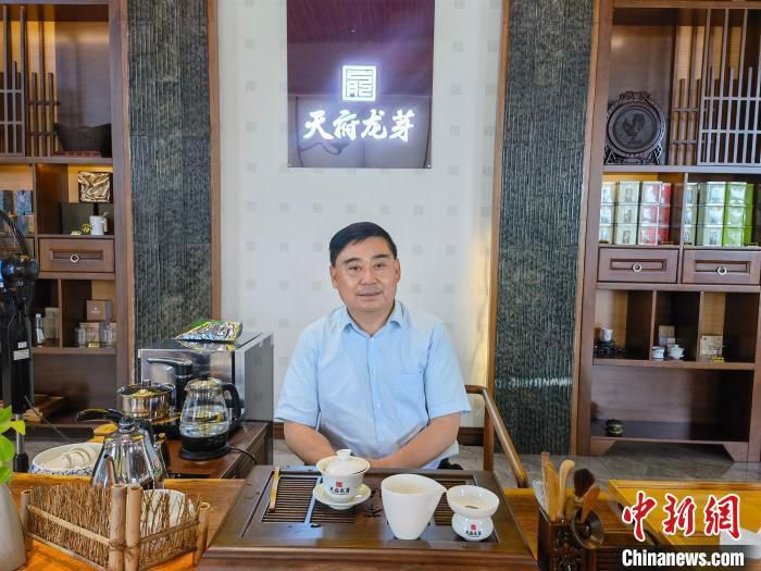 四川省工商联副主席、川茶集团董事长颜泽文。　何浠 摄
