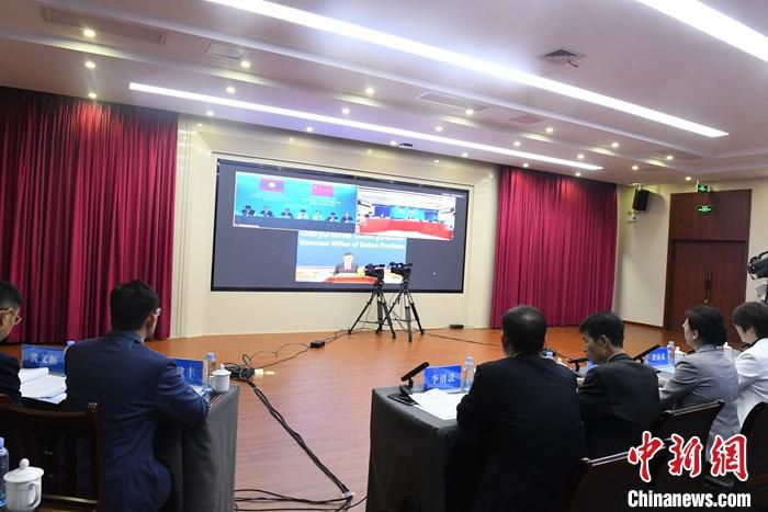 6月14日，中国广西与老挝老中合作委员会交流合作研讨会线上举办。中老双方代表当天在经贸投资合作、扶贫减贫、互联互通、人文交流、卫生医疗等领域开展研讨交流。图为广西南宁会议现场。 中新社记者 林浩 摄