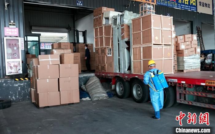 义乌一物流园工作人员对车辆及货物进行消杀作业。　金家明 摄