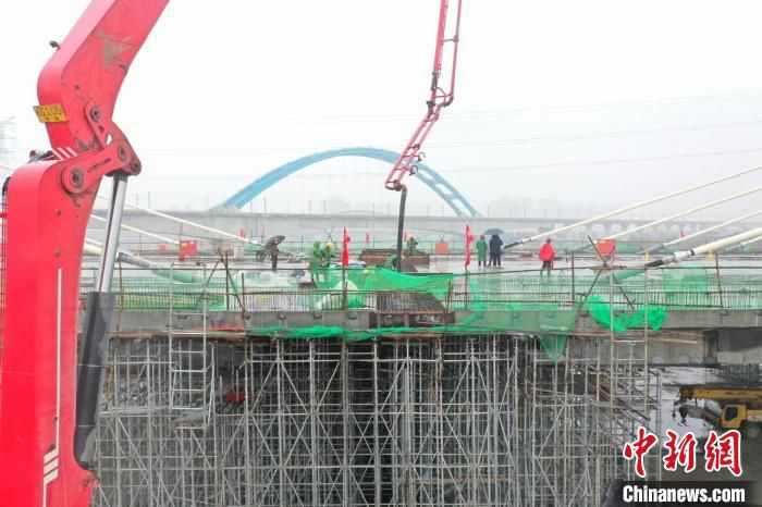 施工人员正在为玉兰大道桥合龙点浇筑混凝土。　华新平 摄