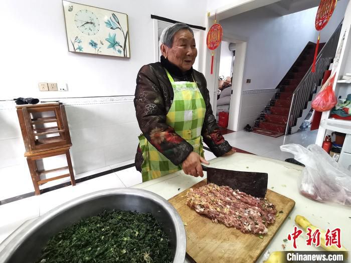 杨奶奶在家中剁肉包春卷。　谷华 摄