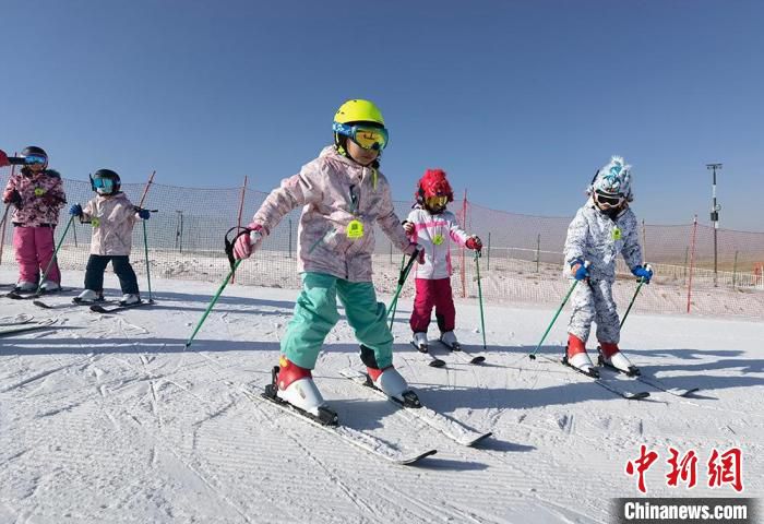 2022年1月14日至16日，兰州城关区清华小学举行首届滑雪班级联赛暨公开邀请赛。(资料图) 刘玉桃 摄