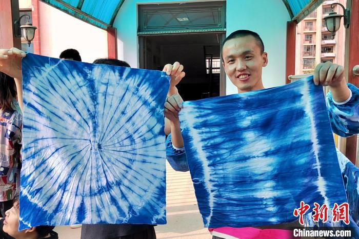 学员展示自己的扎染作品。　鱼颖 摄