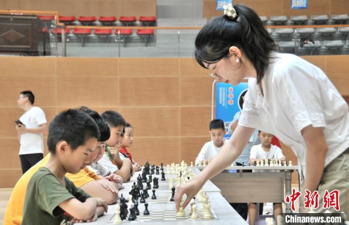图为肖依依现场参与“车轮战”对战。　殷缘 摄