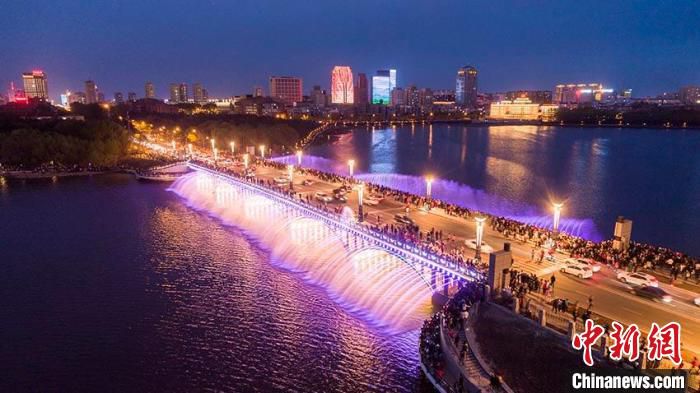 长春南湖大桥音乐喷泉秀(资料图) 长春市文广旅局/供图