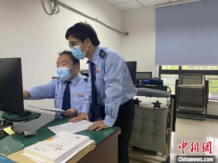 上海税务优化“非接触式”办税缴费服务助力市场复工复产 国家税务总局上海市税务局供图