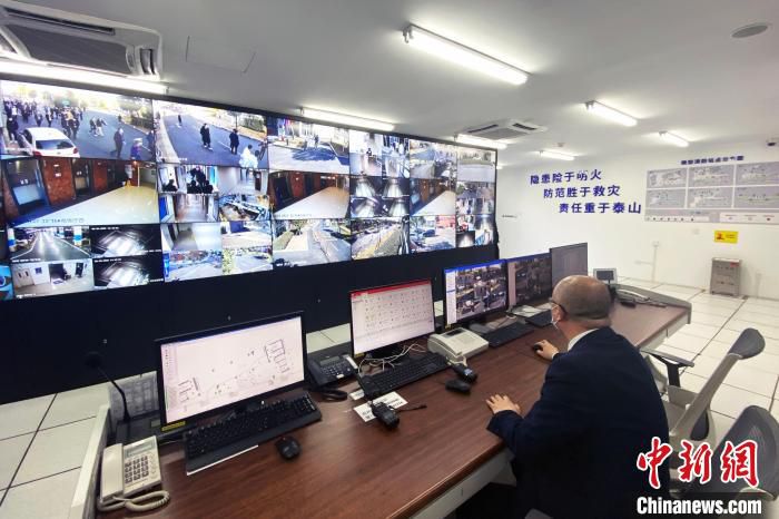 图为医院内工作人员正在查看院内视频。　上海消防部门供图