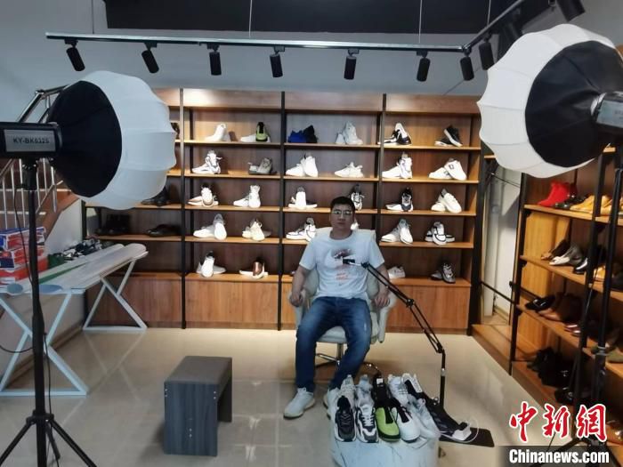 图为小城商都的直播基地。　李爱平 摄