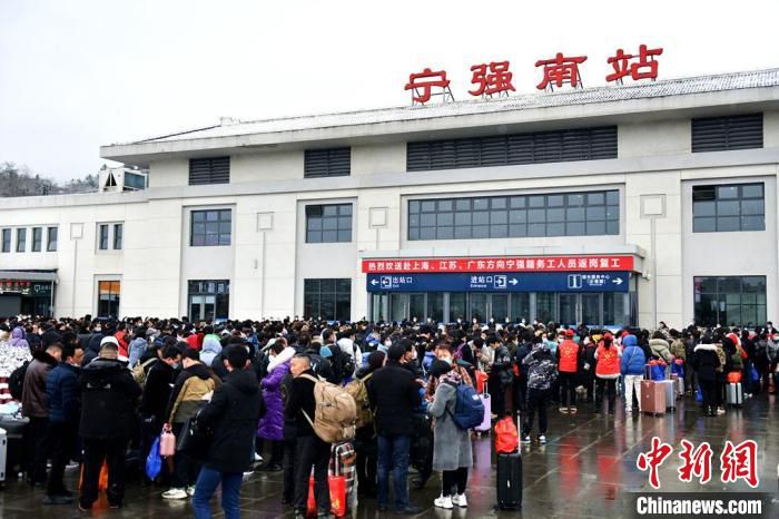陕西开行今年首趟免费“点对点”定制高铁务工专列。　郝正国 摄