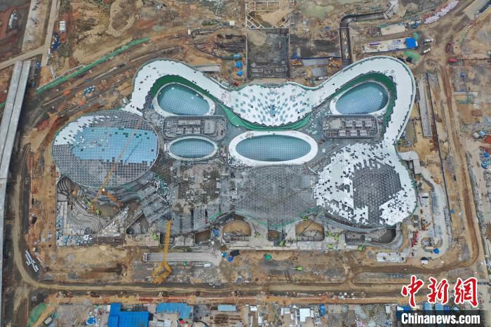 海口国际免税城建成后将成为亚洲最大免税商城，建筑设计为“九州祥云”造型 中建一局供图